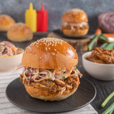 Il pulled pork è il protagonista di un celebre street food statunitense: una carne sfilacciata, morbida e succulenta racchiusa in un soffice bun e accompagnata da insalata di cavolo e dressing allo yogurt
