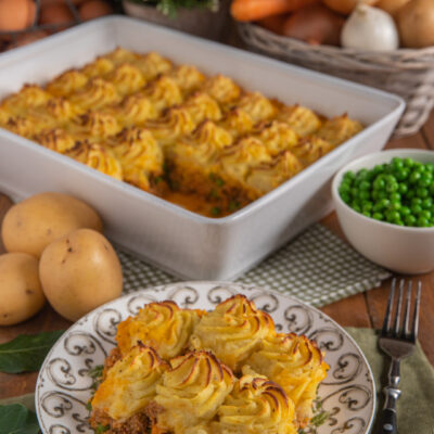 La Sheperd's Pie è uno sformato tradizionale irlandese a base di carne di agnello preparata come un ragù, coperta con un vellutato purè di patate e gratinata in forno