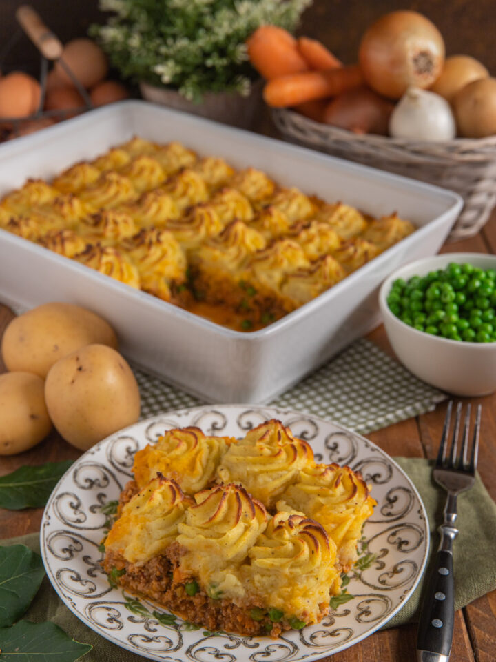 La Sheperd's Pie è uno sformato tradizionale irlandese a base di carne di agnello preparata come un ragù, coperta con un vellutato purè di patate e gratinata in forno