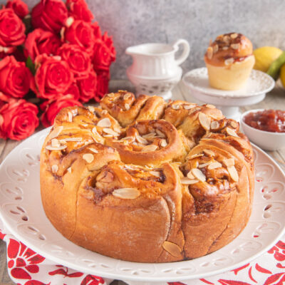 La torta delle rose è un bellissimo dolce originario di Mantiova, a base di farina di mandorle e dall'estetica che riproduce appunto la forma del fiore di cui porta il nome