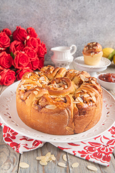 La torta delle rose è un bellissimo dolce originario di Mantiova, a base di farina di mandorle e dall'estetica che riproduce appunto la forma del fiore di cui porta il nome