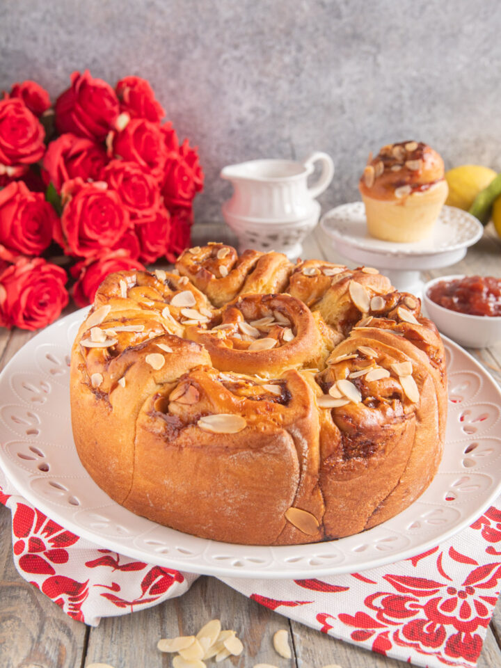 La torta delle rose è un bellissimo dolce originario di Mantiova, a base di farina di mandorle e dall'estetica che riproduce appunto la forma del fiore di cui porta il nome