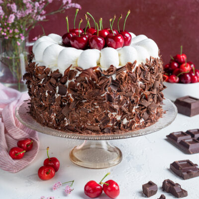 Una base soffice come un pan di Spagna al cacao, una bagna al kirsch, una farcitura di ciliegie e crema chantilly e tanto cioccolato fondente: ecco sua maestà la torta foresta nera! Una delizia che viene dalla Germania!