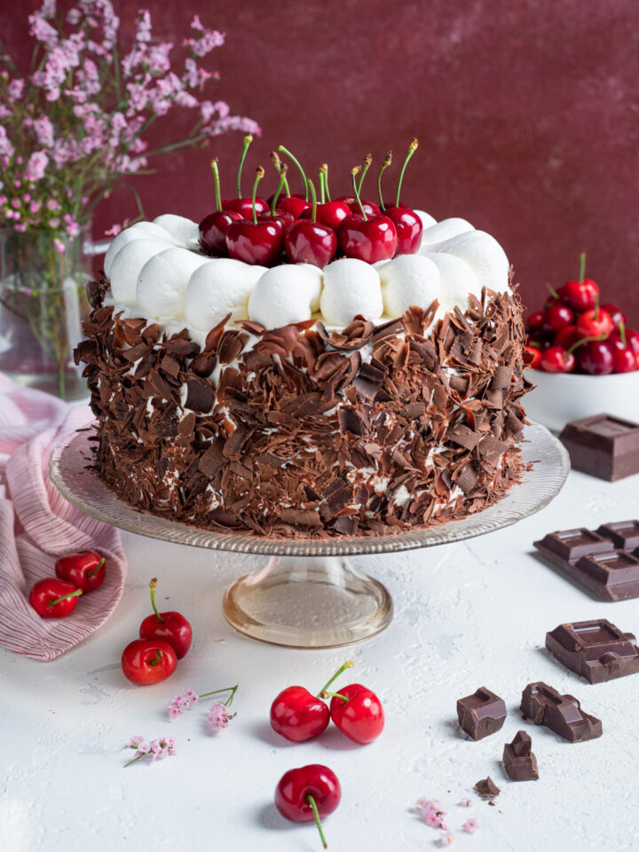 Una base soffice come un pan di Spagna al cacao, una bagna al kirsch, una farcitura di ciliegie e crema chantilly e tanto cioccolato fondente: ecco sua maestà la torta foresta nera! Una delizia che viene dalla Germania!
