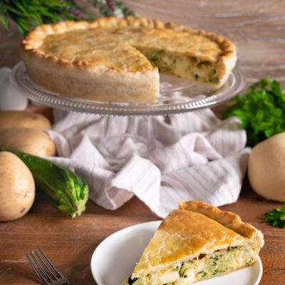 La torta salata con zucchine, patate e scamorza è un involucro pasta brisée farcito con un ripieno vegetariano ma delizioso