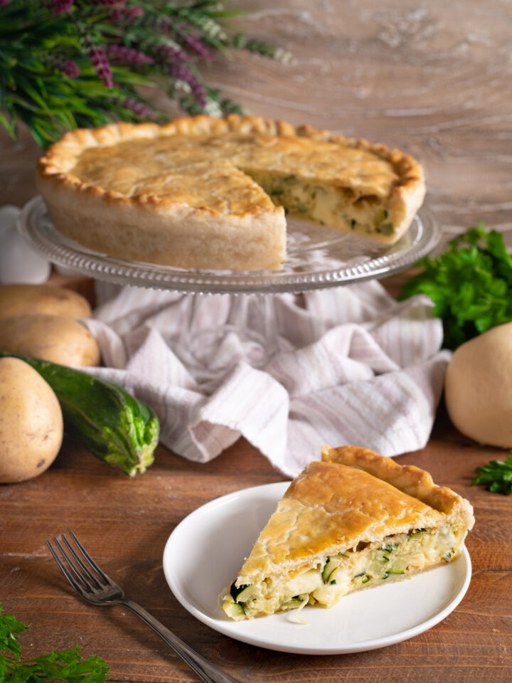 La torta salata con zucchine, patate e scamorza è un involucro pasta brisée farcito con un ripieno vegetariano ma delizioso