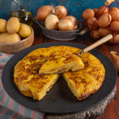 La tortilla de patatas è un piatto tipico spagnolo a base di patate, cipolle e uova, che si prepara in padella come la nostra classica frittata