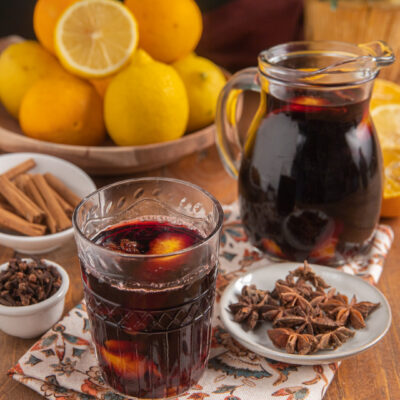 Una bevanda a base di vino caldo, zucchero e spezie, profumato e tipico delle feste natalizie