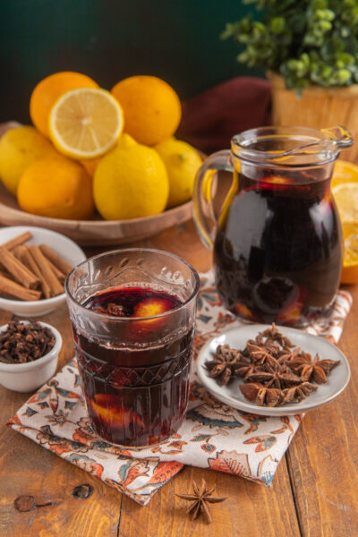 Una bevanda a base di vino caldo, zucchero e spezie, profumato e tipico delle feste natalizie