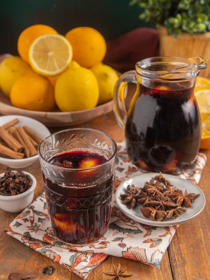Una bevanda a base di vino caldo, zucchero e spezie, profumato e tipico delle feste natalizie