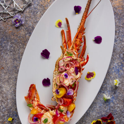 Un antipasto o secondo piatto di pesce raffinato, ideale per Natale, Capodanno o San Valentino, a base di aragosta, pomodorini, cipolla e citronette