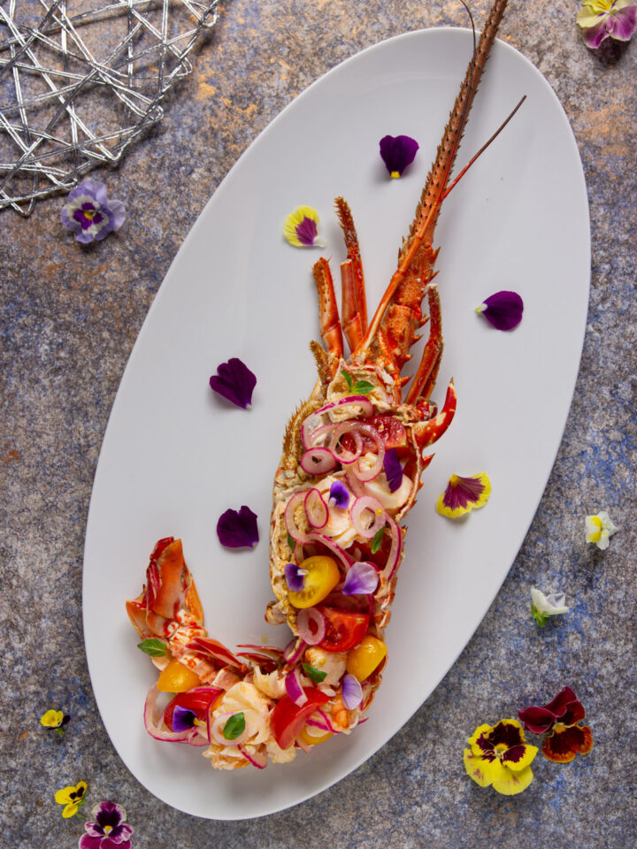Un antipasto o secondo piatto di pesce raffinato, ideale per Natale, Capodanno o San Valentino, a base di aragosta, pomodorini, cipolla e citronette