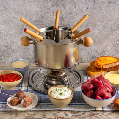 Fondue Bourguignonne Originaria della Svizzera, è un piatto conviviale dove gli ospiti possono friggere la carne in olio bollente e accompagnarla con diverse salse.