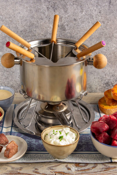 Fondue Bourguignonne Originaria della Svizzera, è un piatto conviviale dove gli ospiti possono friggere la carne in olio bollente e accompagnarla con diverse salse.