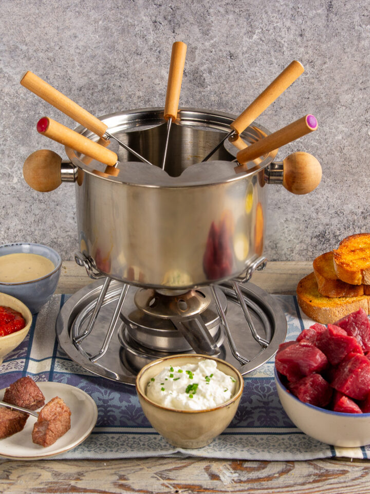 Fondue Bourguignonne Originaria della Svizzera, è un piatto conviviale dove gli ospiti possono friggere la carne in olio bollente e accompagnarla con diverse salse.