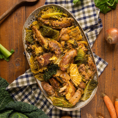 Un piatto unico invernale tipico della cucina popolare lombarda, che si prepara con verza stufata e varie parti povere del maiale