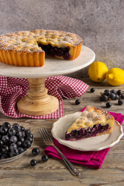 La crostata di uva fragola è una torta deliziosa a base di pasta frolla con un ripieno di biscotti sbriciolati e un frutto molto particolare il cui aroma che ricorda proprio quello del frutto rosso simbolo dell'estate