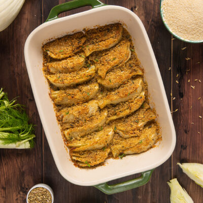 Un contorno vegetariano, semplicissimo da preparare ma ricco di gusto e dalla consistenza unica grazie alla croccante gratinatuta ottenuta con la cottura in forno