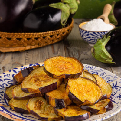 Le melanzane fritte sono un contorno semplice ma delizioso, in cui questo ortaggio assume una consistenza croccante e una colorazione dorata