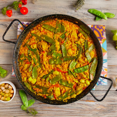 Paella valenciana La paella valenciana E' un primo piatto a base di riso, pollo e coniglio e ingredienti vari ricco di gusto e sapore, tipico della tradizione culinaria spagnola.