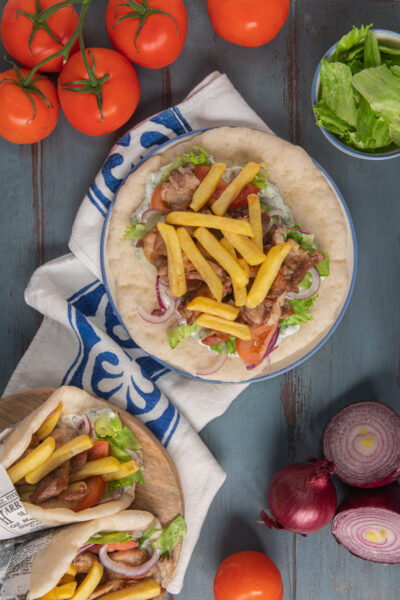 Una specialità greca a metà strada tra un pane e una piadina che viene servita come accompagnamento durante in pasti o farcita come le crepes e richiusa su se stessa