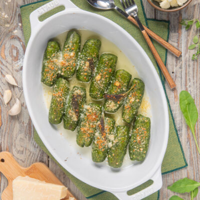 Un primo piatto tipico piemontese, a base di grossi gnocchi di bietole e formaggio, che vengono prima lessati in brodo e poi conditi con burro, salvia e limone e ripassati sotto il grill del forno