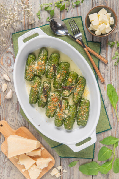 Un primo piatto tipico piemontese, a base di grossi gnocchi di bietole e formaggio, che vengono prima lessati in brodo e poi conditi con burro, salvia e limone e ripassati sotto il grill del forno