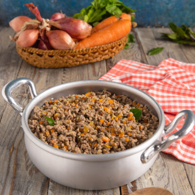 È la variante in bianco del più celebre ragù alla bolognese, che si prepara senza pomodoro, ma solo con un soffritto di sedano, carota e cipolla e un mix di carne trita di vitello e maiale. Più le immancabili erbe aromatiche