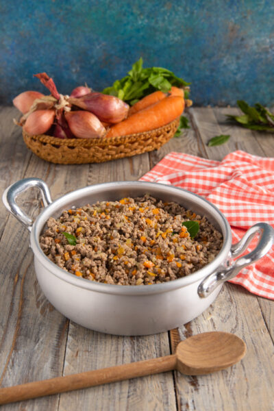 È la variante in bianco del più celebre ragù alla bolognese, che si prepara senza pomodoro, ma solo con un soffritto di sedano, carota e cipolla e un mix di carne trita di vitello e maiale. Più le immancabili erbe aromatiche