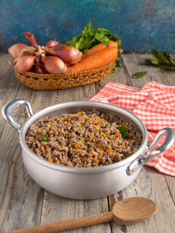 È la variante in bianco del più celebre ragù alla bolognese, che si prepara senza pomodoro, ma solo con un soffritto di sedano, carota e cipolla e un mix di carne trita di vitello e maiale. Più le immancabili erbe aromatiche