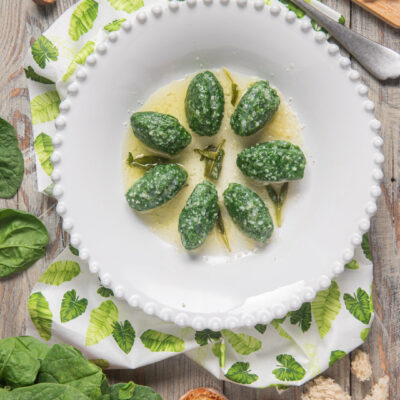 Un primo piatto tipico del Trentino Alto Adige, composto da una sorta di gnocchi a base di spinaci e si condiscono con burro e formaggio