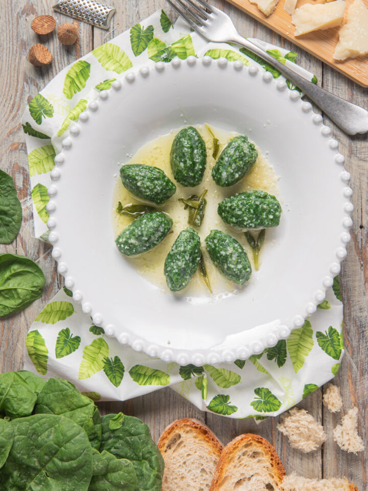 Un primo piatto tipico del Trentino Alto Adige, composto da una sorta di gnocchi a base di spinaci e si condiscono con burro e formaggio