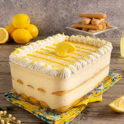 Tiramisù al limoncello Dessert al cucchiaio con savoiardi, crema pasticcera e bagna al limoncello.