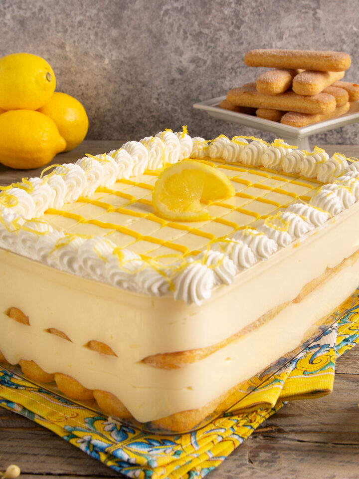 Tiramisù al limoncello Dessert al cucchiaio con savoiardi, crema pasticcera e bagna al limoncello.