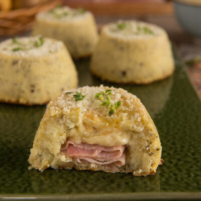 Un modo sfizioso e originale di utilizzare le patate, trasformandole nell'involucro di tortini monoporzione farciti con provola e prosciutto cotto, ideali come antipasto o per l'aperitivo