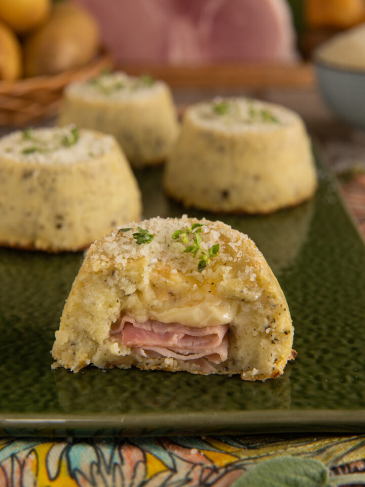 Un modo sfizioso e originale di utilizzare le patate, trasformandole nell'involucro di tortini monoporzione farciti con provola e prosciutto cotto, ideali come antipasto o per l'aperitivo