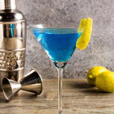 Angelo Azzurro Questo cocktail è una delle bevande più iconiche e colorate nel mondo dei drink.