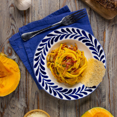Bigoli con crema di zucca, guanciale e funghi