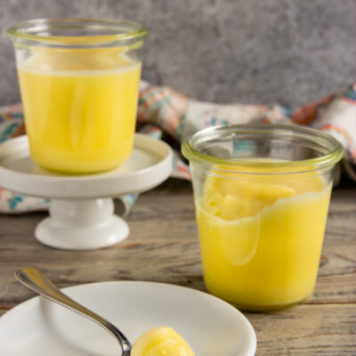 Burro chiarificato elimina l'acqua e le proteine del latte dal burro, rendendolo perfetto per la frittura.