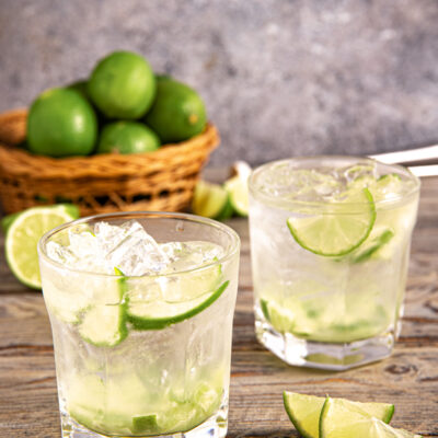 Caipirinha Preparato con cachaça, lime fresco, zucchero e ghiaccio tritato è uno dei cocktail iconici del Brasile.