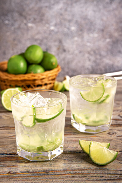 Caipirinha Preparato con cachaça, lime fresco, zucchero e ghiaccio tritato è uno dei cocktail iconici del Brasile.