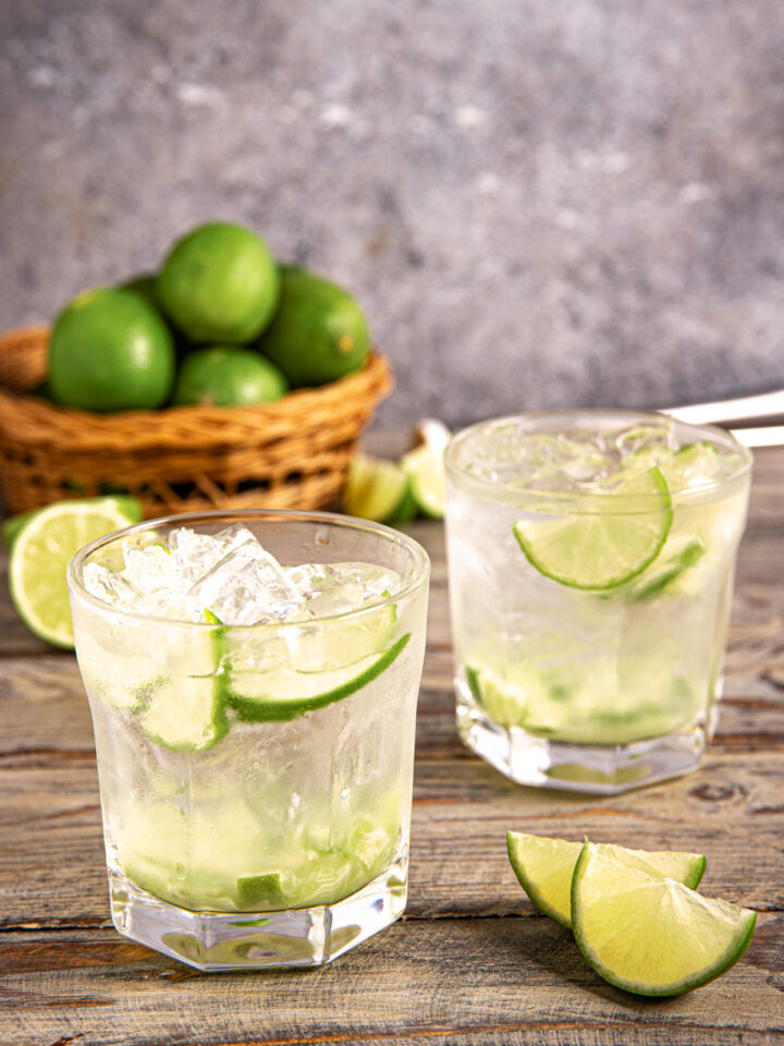 Caipirinha Preparato con cachaça, lime fresco, zucchero e ghiaccio tritato è uno dei cocktail iconici del Brasile.