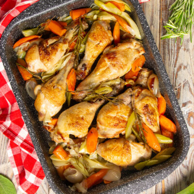 Cosce di pollo al forno Questo taglio di carne è noto per la sua tenerezza e sapore ricco, che si esalta ulteriormente grazie alla cottura in forno.