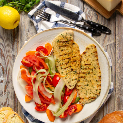 Cotoletta Palermitana è cotta alla piastra o al forno e impreziosita da un mix aromatico di erbe e pangrattato.