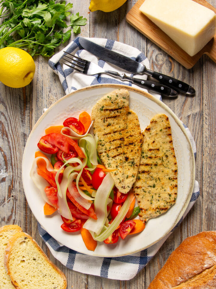 Cotoletta Palermitana è cotta alla piastra o al forno e impreziosita da un mix aromatico di erbe e pangrattato.