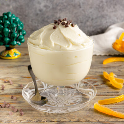 Crema di ricotta è un dolce tipico della tradizione culinaria dell'isola, a base di ricotta fresca, zucchero e aromi,