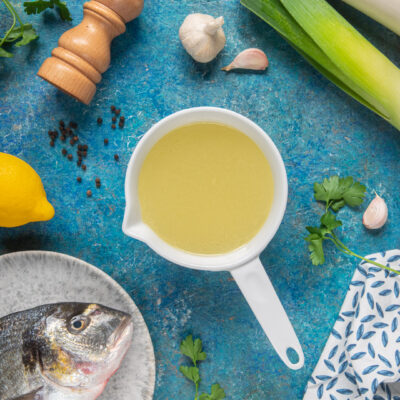 Fumetto E' preparato con ritagli di pesce, come teste e lische, insieme a verdure aromatiche e spezie, che vengono cotti lentamente per estrarre tutto il sapore.