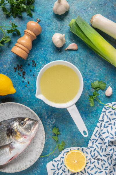 Fumetto E' preparato con ritagli di pesce, come teste e lische, insieme a verdure aromatiche e spezie, che vengono cotti lentamente per estrarre tutto il sapore.