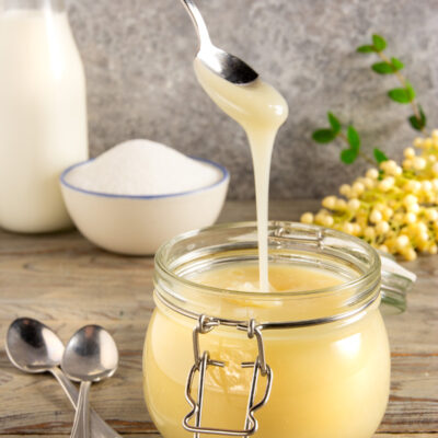 Latte condensato E' un ingrediente dolce e cremoso, ottenuto dalla riduzione del latte e dall'aggiunta di zucchero,