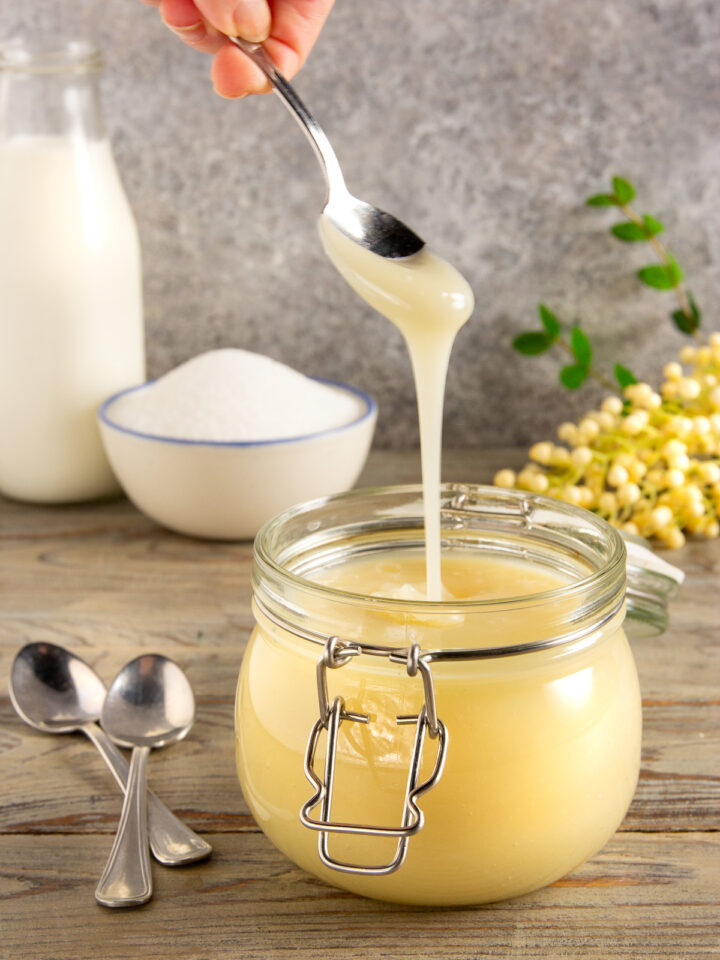 Latte condensato E' un ingrediente dolce e cremoso, ottenuto dalla riduzione del latte e dall'aggiunta di zucchero,